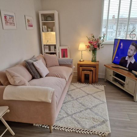 Luxury Modern Apt With Parking On Leigh Broadway Apartment Luaran gambar