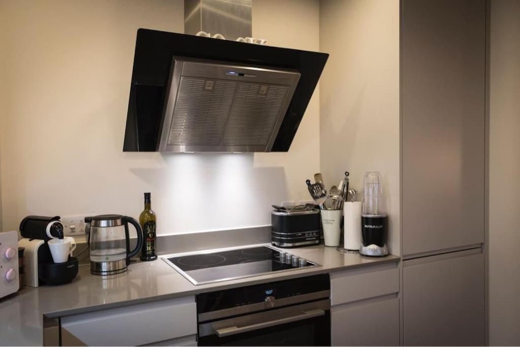 Luxury Modern Apt With Parking On Leigh Broadway Apartment Luaran gambar