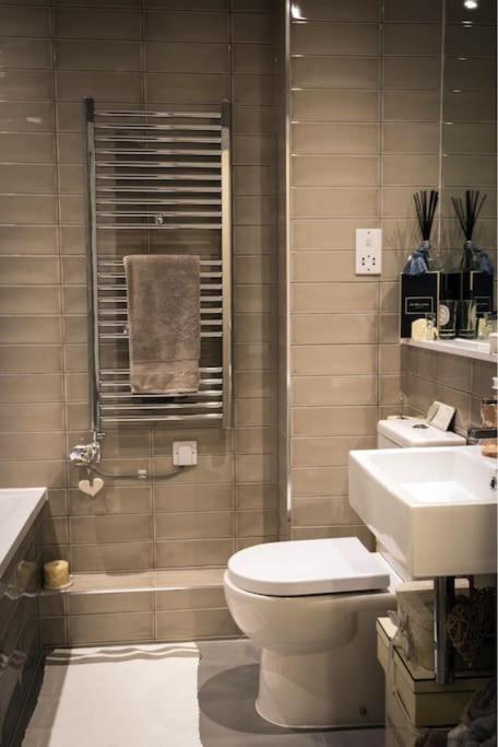 Luxury Modern Apt With Parking On Leigh Broadway Apartment Luaran gambar