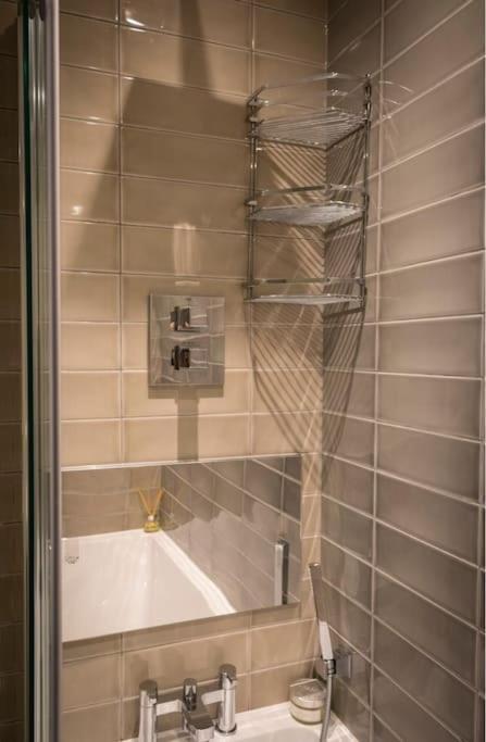 Luxury Modern Apt With Parking On Leigh Broadway Apartment Luaran gambar