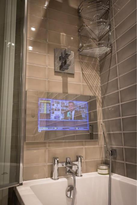 Luxury Modern Apt With Parking On Leigh Broadway Apartment Luaran gambar