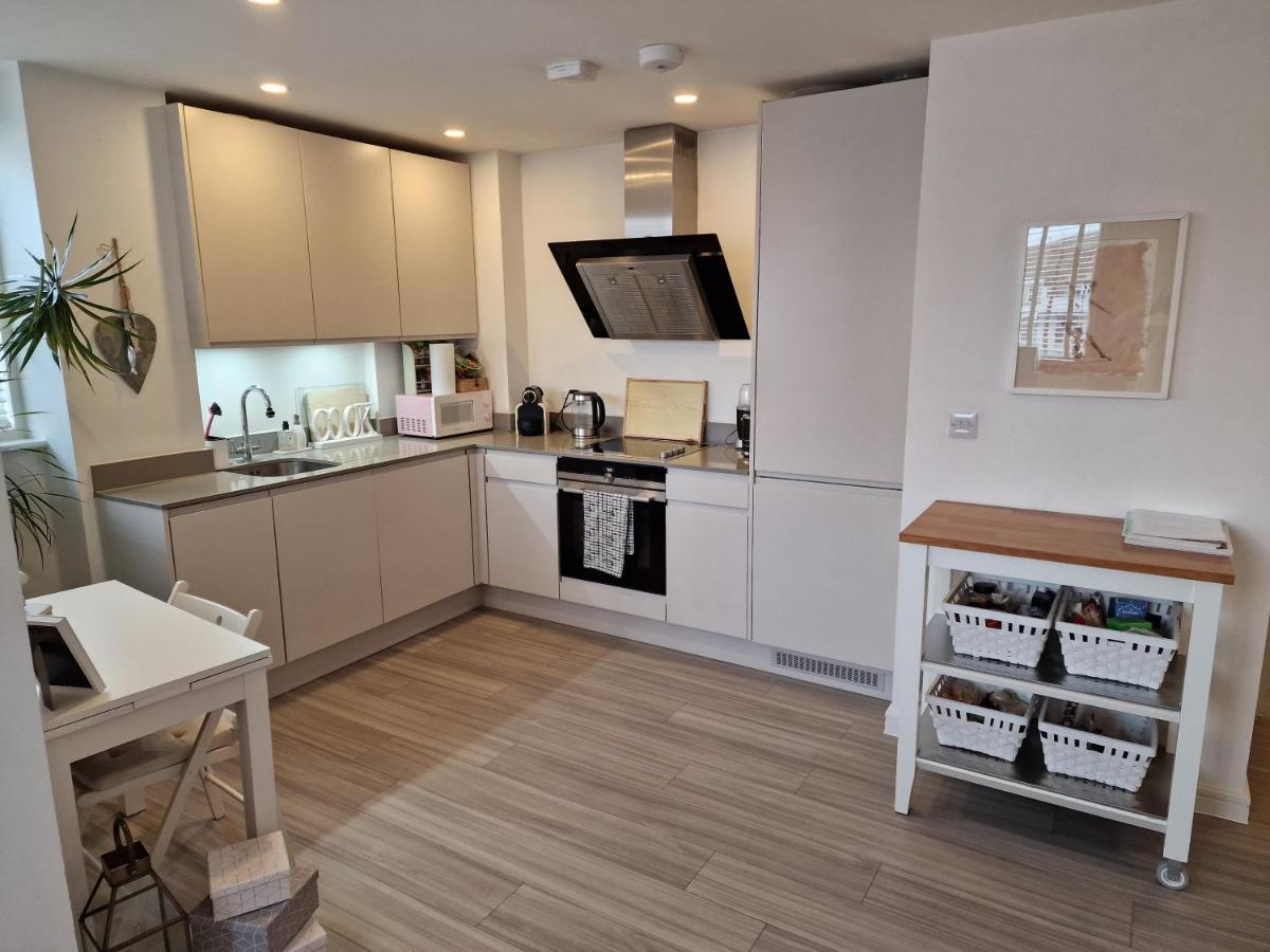 Luxury Modern Apt With Parking On Leigh Broadway Apartment Luaran gambar