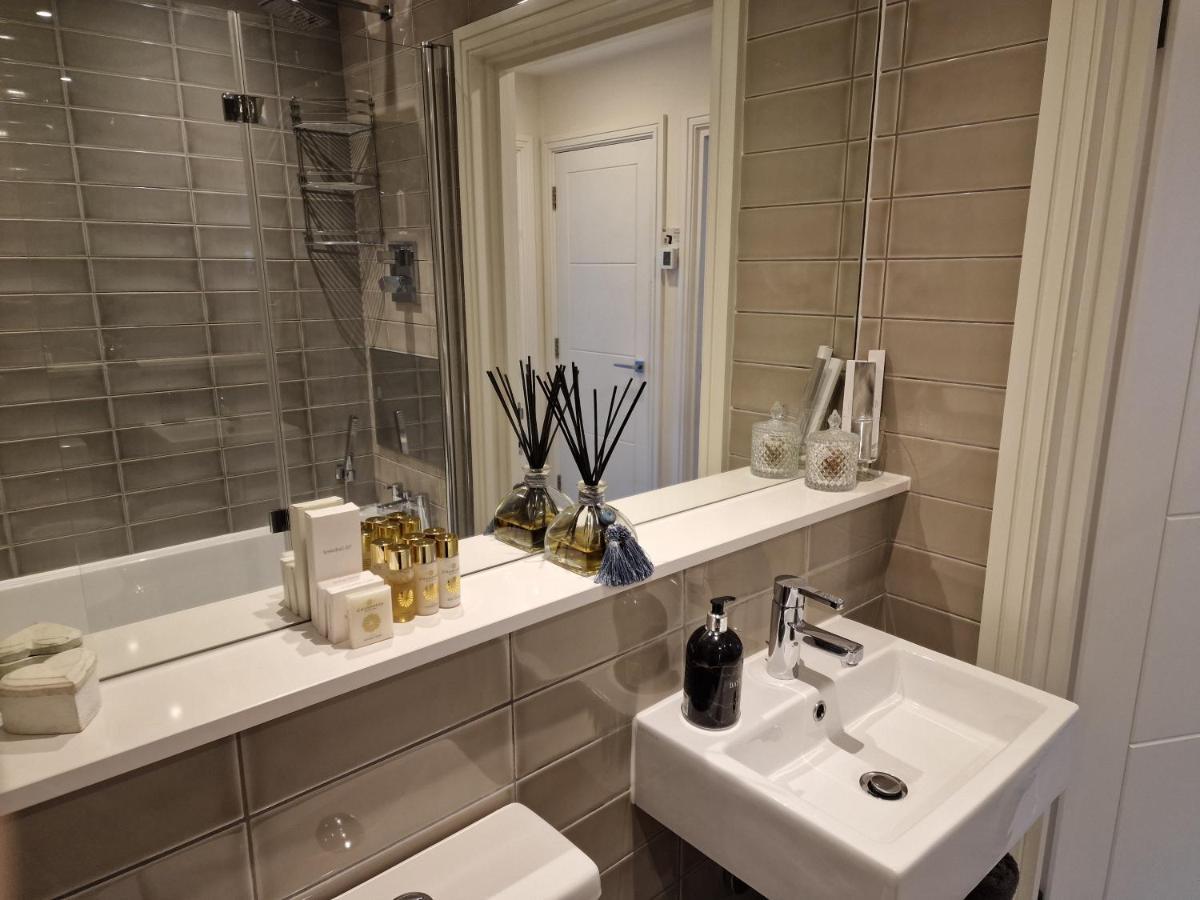 Luxury Modern Apt With Parking On Leigh Broadway Apartment Luaran gambar