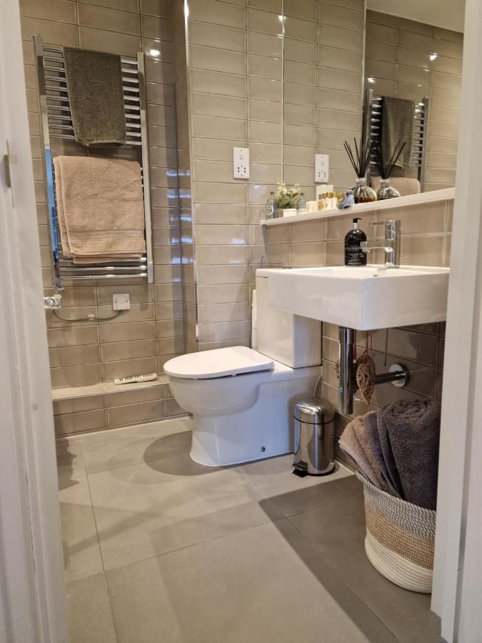 Luxury Modern Apt With Parking On Leigh Broadway Apartment Luaran gambar